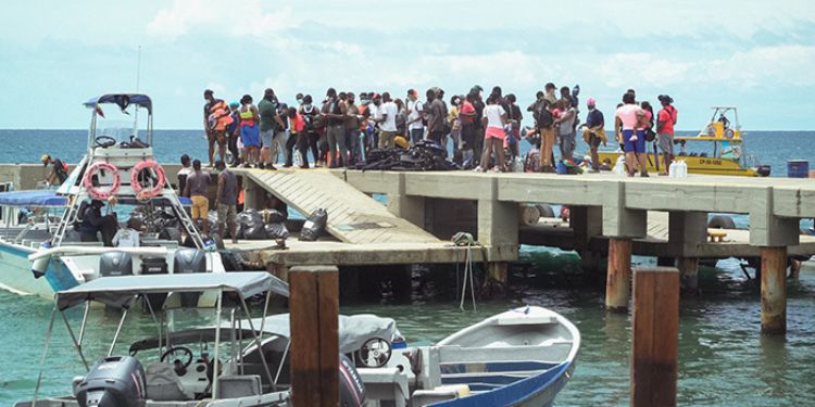 Lancha con 46 migrantes venezolanos encalló en el Caribe panameño