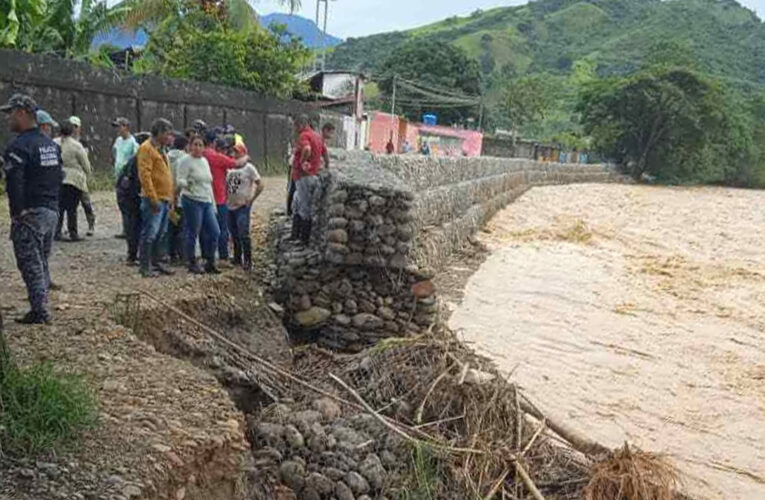 Inundaciones en Barinas destrozaron muros