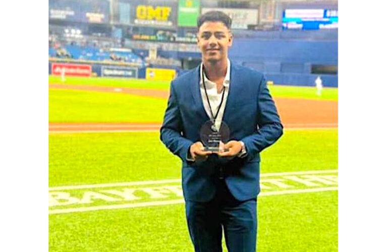 Monzón Jr recibió premio JMV en el Tropicana Field