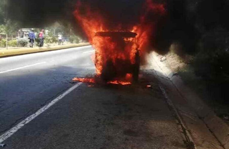 Se quemó otro carro en la autopista