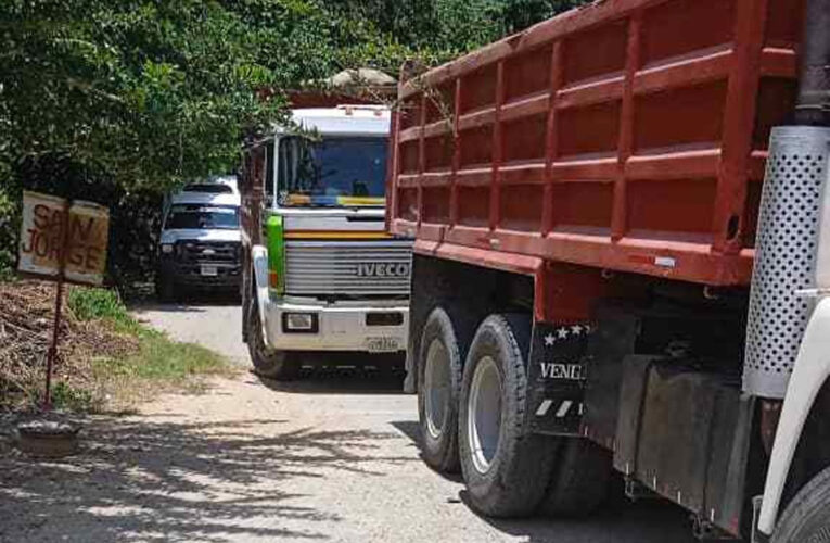 Camiones cargados de piedras están dañando puentes y vía de La Costa