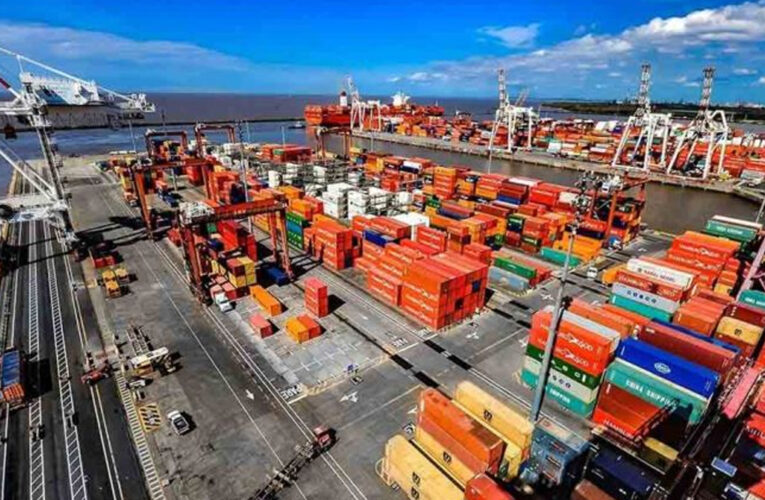Déficit comercial de Argentina creció 241 % interanual en agosto
