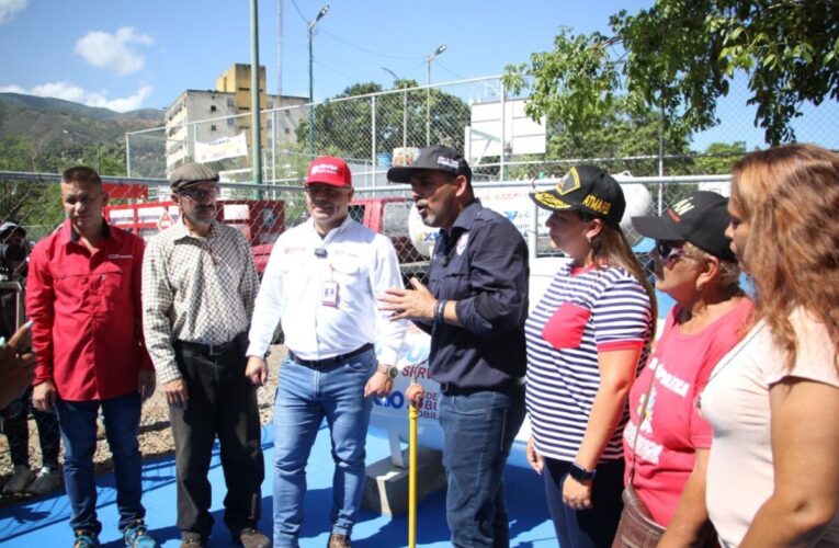 Terán entregó cuatro tanques estacionarios de gas doméstico en Guaracarumbo