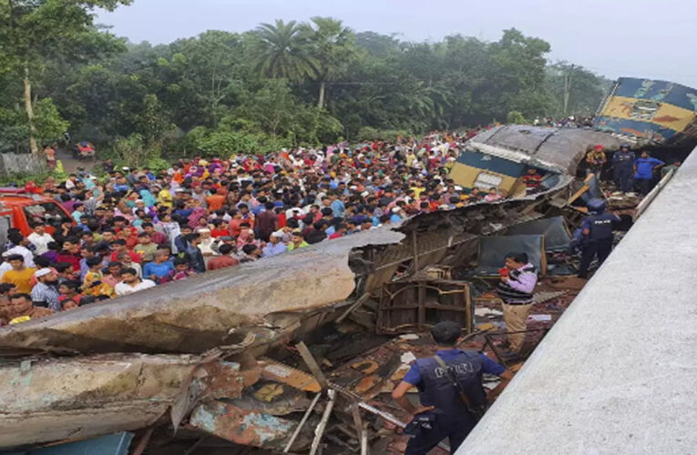 17 muertos en choque de trenes en Bangladesh