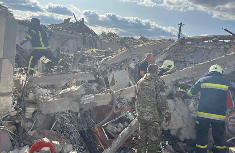 51 muertos tras un ataque ruso contra una zona residencial en Járkov