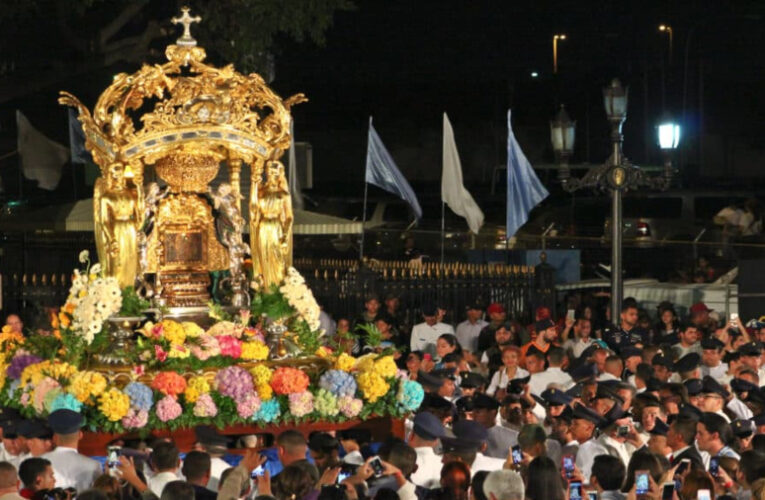 Virgen de Chiquinquirá bajó y fue recibida por su pueblo
