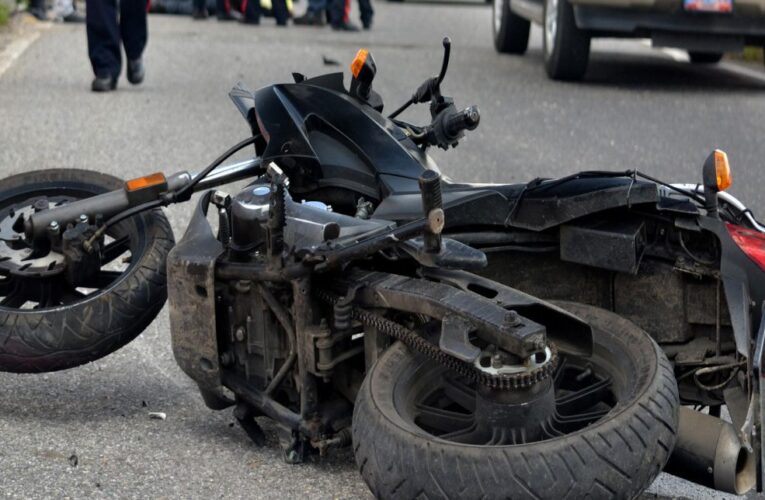 Motorizado y parrillero sufrieron heridas al derrapar su moto en Camurí Chico
