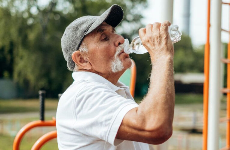 Médicos recomiendan tomar dos litros de agua diarios por la ola de calor