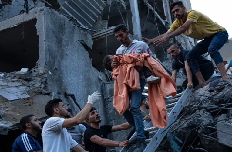 Suben a 7.326 muertos y 18.967 heridos las víctimas por los ataques israelíes en Gaza