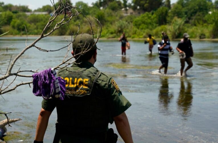 Muere niña venezolana al ser arrastrada por la corriente en el Río Bravo