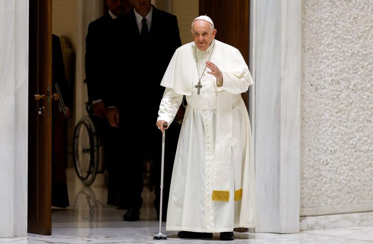 Papa Francisco reza desde su casa por «inflamación pulmonar»