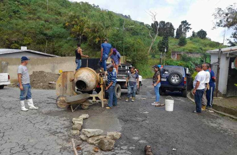 Vecinos de La Peñita recuperan sus vías agrícolas por autogestión