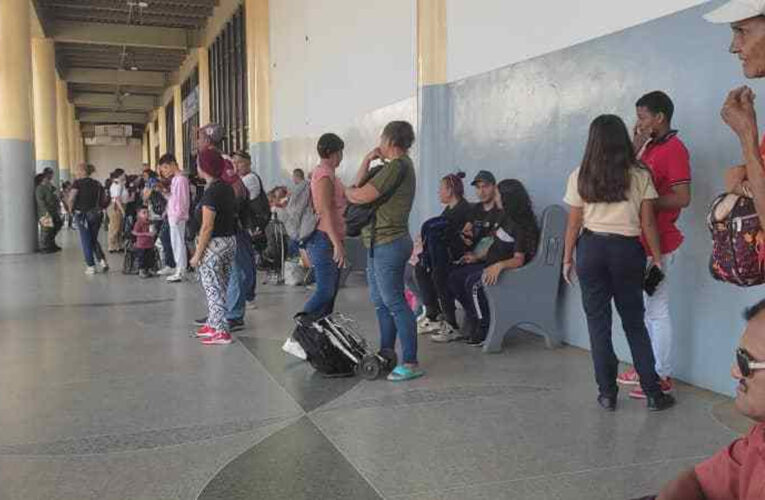 Usuarios de Caracas varados por retraso de buses Sitssa en el Terminal de Catia la Mar