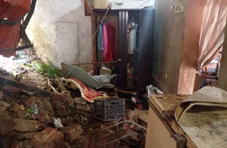 Lluvias derribaron un muro que aplastó media casa en El Jabillo