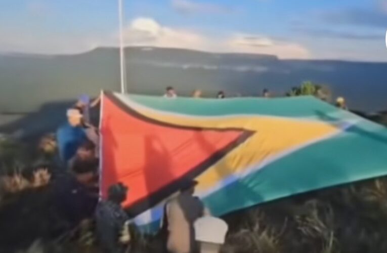 Presidente guyanés izó bandera de su país en el territorio Esequibo