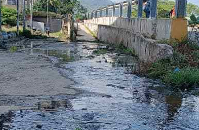 Bote de aguas servidas perjudica a vecinos del Centro América y Agua Marina