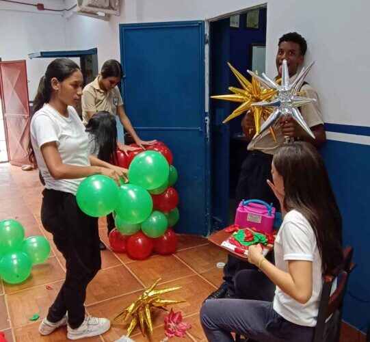 Alumnos del colegio Rómulo Betancourt recibieron la Navidad