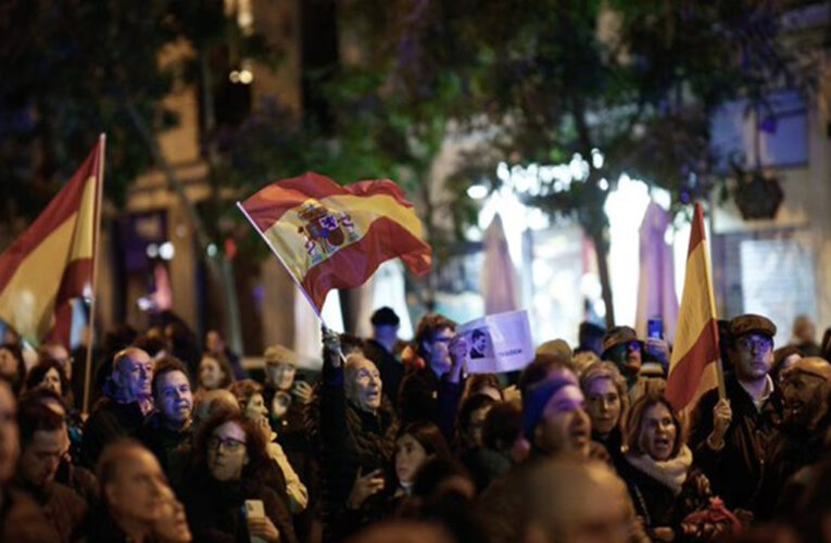 Miles de españoles protestan en Madrid acusando a Pedro Sánchez de traición
