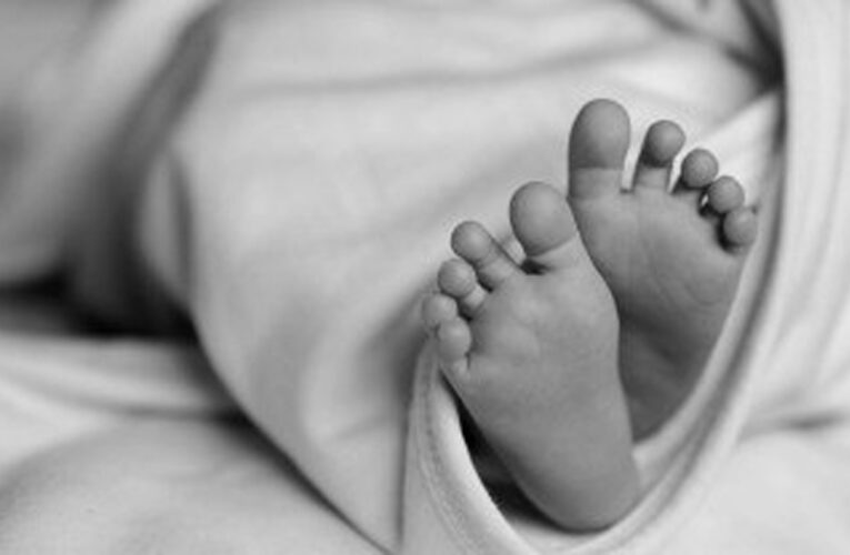 Bebé de tres meses murió aplastada por sus padres