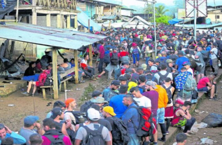 Migrantes siguen varados por protestas en Panamá