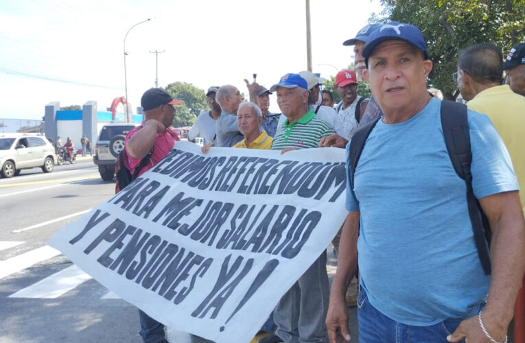 Trabajadores y pensionados piden un referéndum sobre el aumento salarial