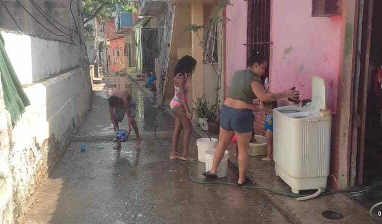 Sorprendieron a vecinos con agua por tubería en El Cardonal