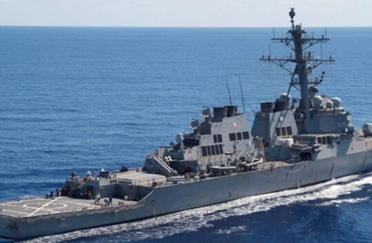 Un buque de guerra de EEUU y varios barcos son atacados en el Mar Rojo 