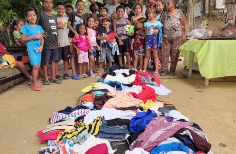 Grupo de motorizados dona ropa y zapatos a 84 niños en Quenepe