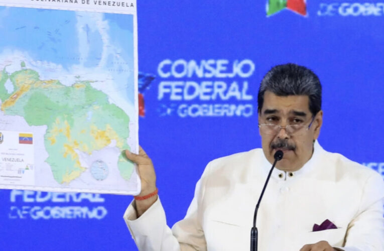 Maduro entrega a la AN Ley para creación de la Guayana Esequiba