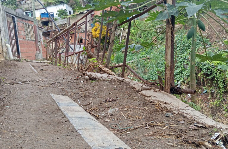 Caminería en peligro de derrumbarse en Quenepe