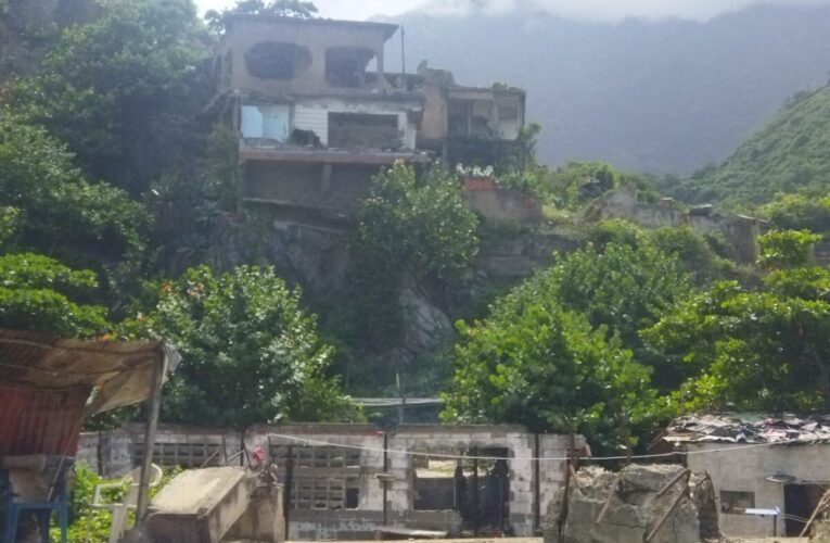 22 familias viven entre las ruinas de Carmen de Uria esperando casas dignas