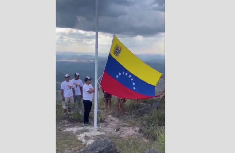 Pemones venezolanos izaron bandera de Venezuela en la Sierra de Paracaima