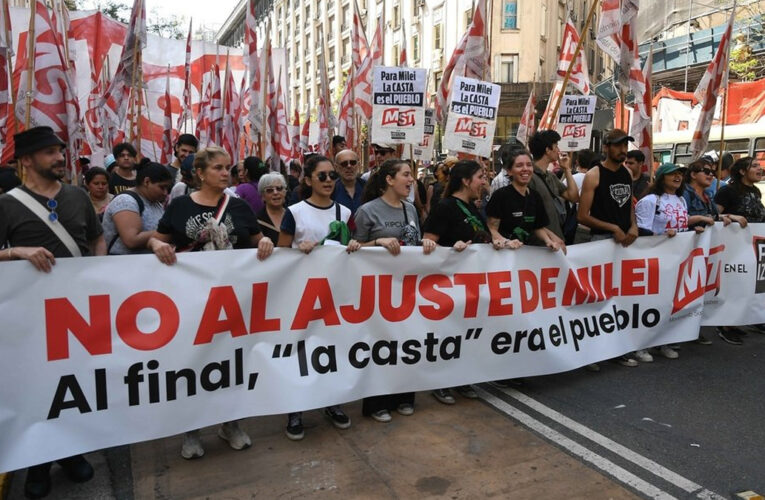 Miles de argentinos protestaron contra Milei