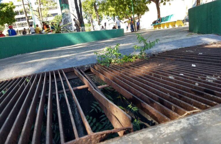 Piden reparar alcantarilla de la Plaza Brión en Maiquetía