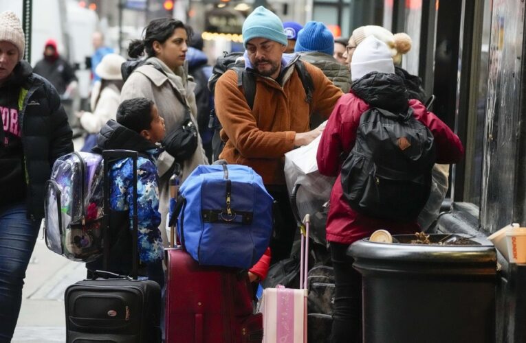 Nueva York impone toque de queda a 1.900 migrantes de 4 albergues
