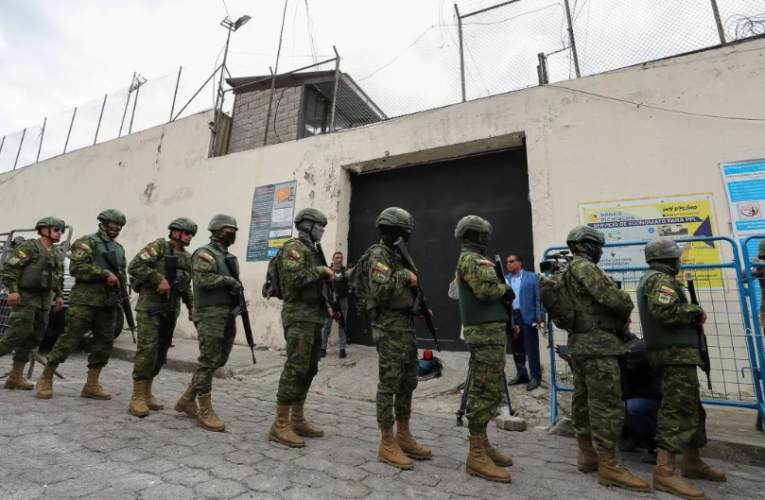 Van 178 funcionarios retenidos en motines en cárceles ecuatorianas