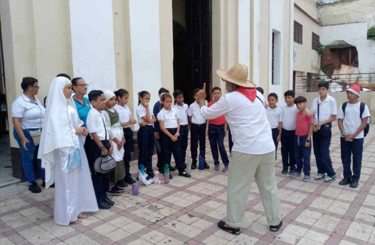 Escolares aprenden sobre Maiquetía en la ruta histórica