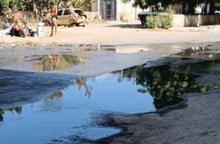 Aguas servidas siguen derramadas en la avenida La Playa