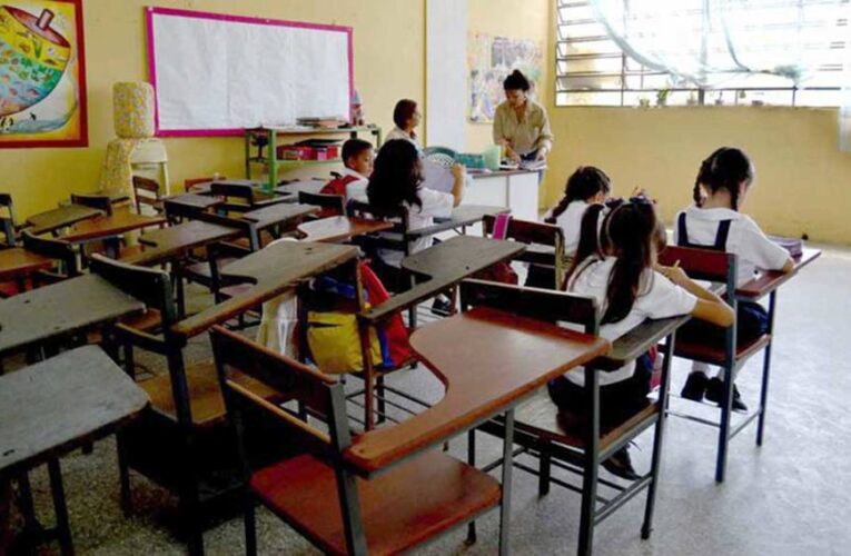 FMV: 50% de las escuelas del país están trabajando horario mosaico