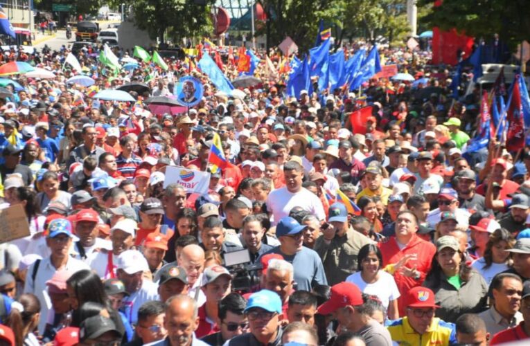 Oficialistas marcharon por la democracia y en respaldo a Nicolás Maduro