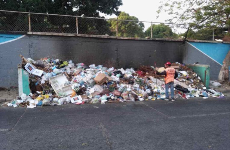 Urge recoger la basura en La Páez