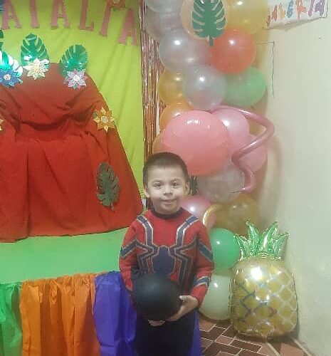 Miguelito con su disfraz del Hombre Araña disfrutó de su fiesta de Carnaval