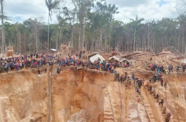 30 muertos y 100 tapiados por derrumbe en mina de oro en Bolívar