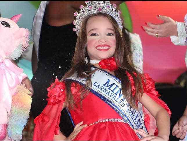 Kendra Mata mini reina de los Carnavales Turísticos