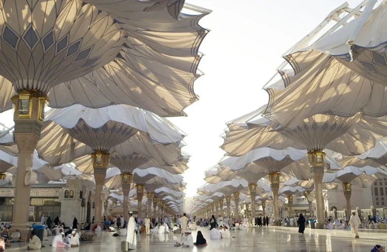 Paraguas gigantes en Arabia Saudita para el calor