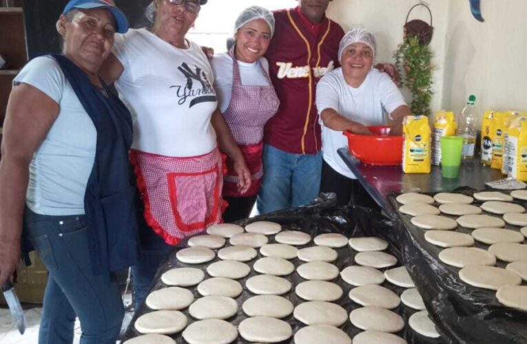 Llevan 140 arepas a escolares de Cerro Colorado