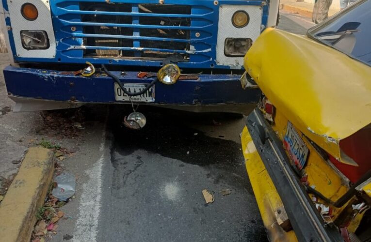 Autobús perdió los frenos y se llevó un carro por delante en Marapa El Piache