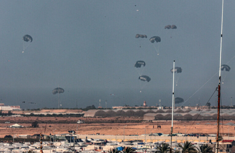 Aviones militares de EE.UU arrojan alimentos a la Franja de Gaza