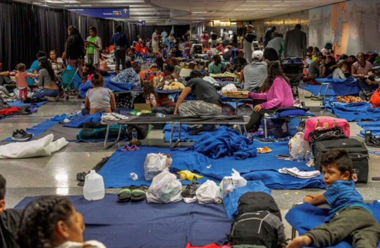 Migrantes venezolanos con sarampión en Chicago son trasladados de refugios