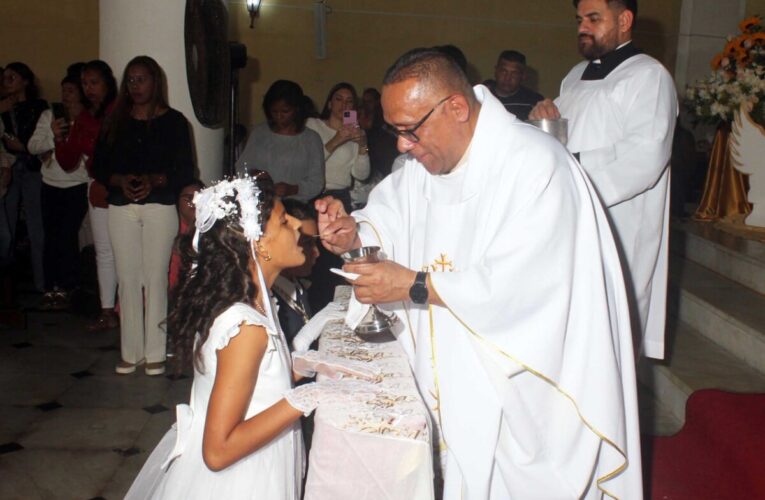 72 niños recibieron la Primera Comunión en la iglesia San Sebastián